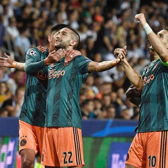 湖人内线史诗级补强！詹姆斯夜店狂欢宴请全队，东契奇高喊夺冠背后藏着哪些惊天布局？