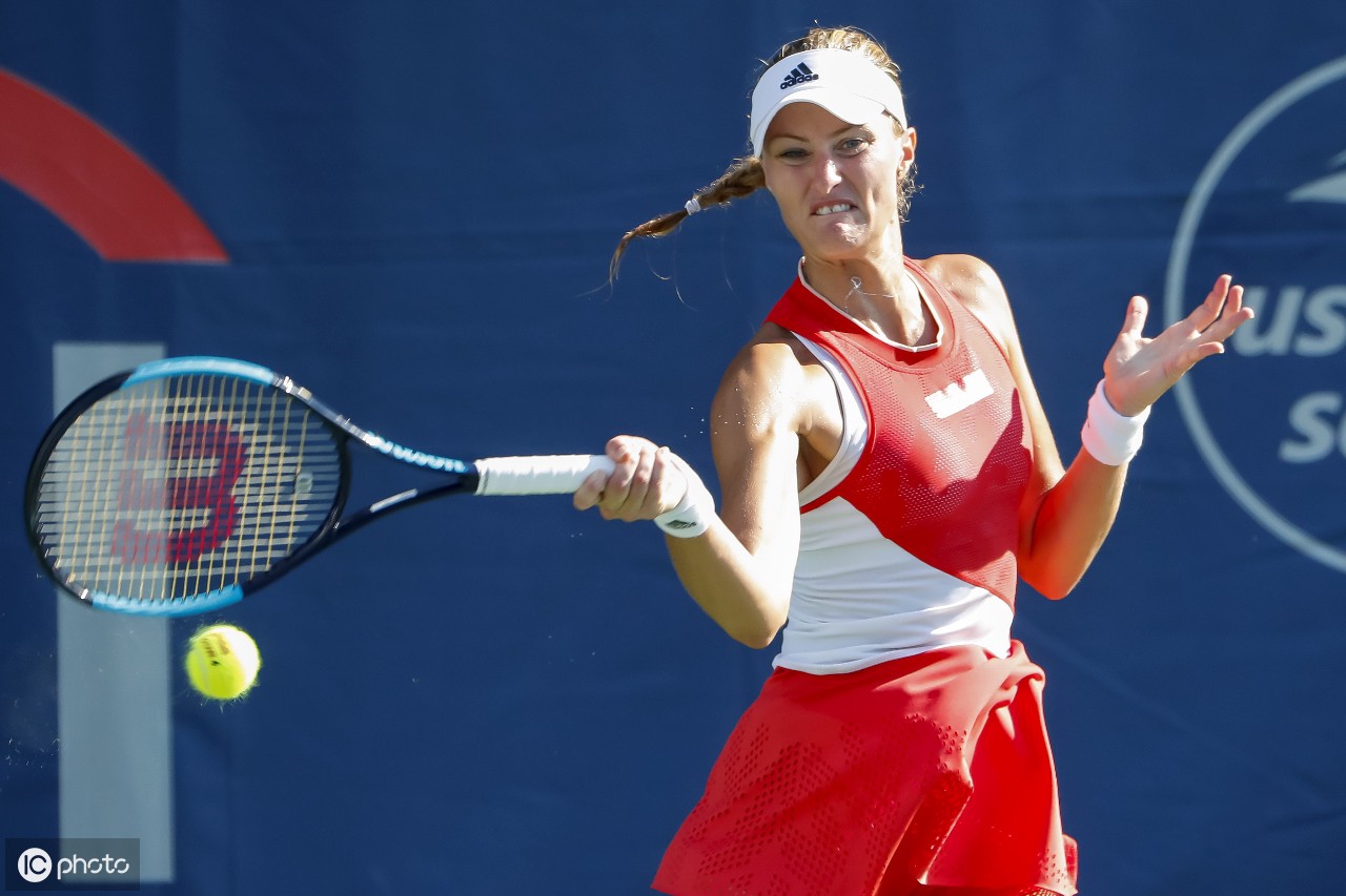 她以出色的 她以出色的